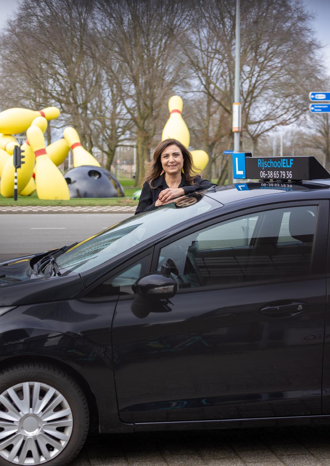 RijschoolELF instructeur naast de lesauto